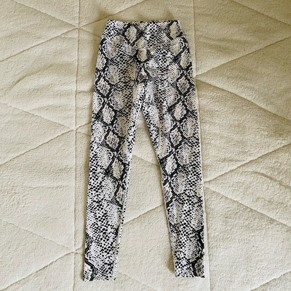 balance athletica kingdom collection - ascend pant in ‘python’ - small - Picture 2 of 4